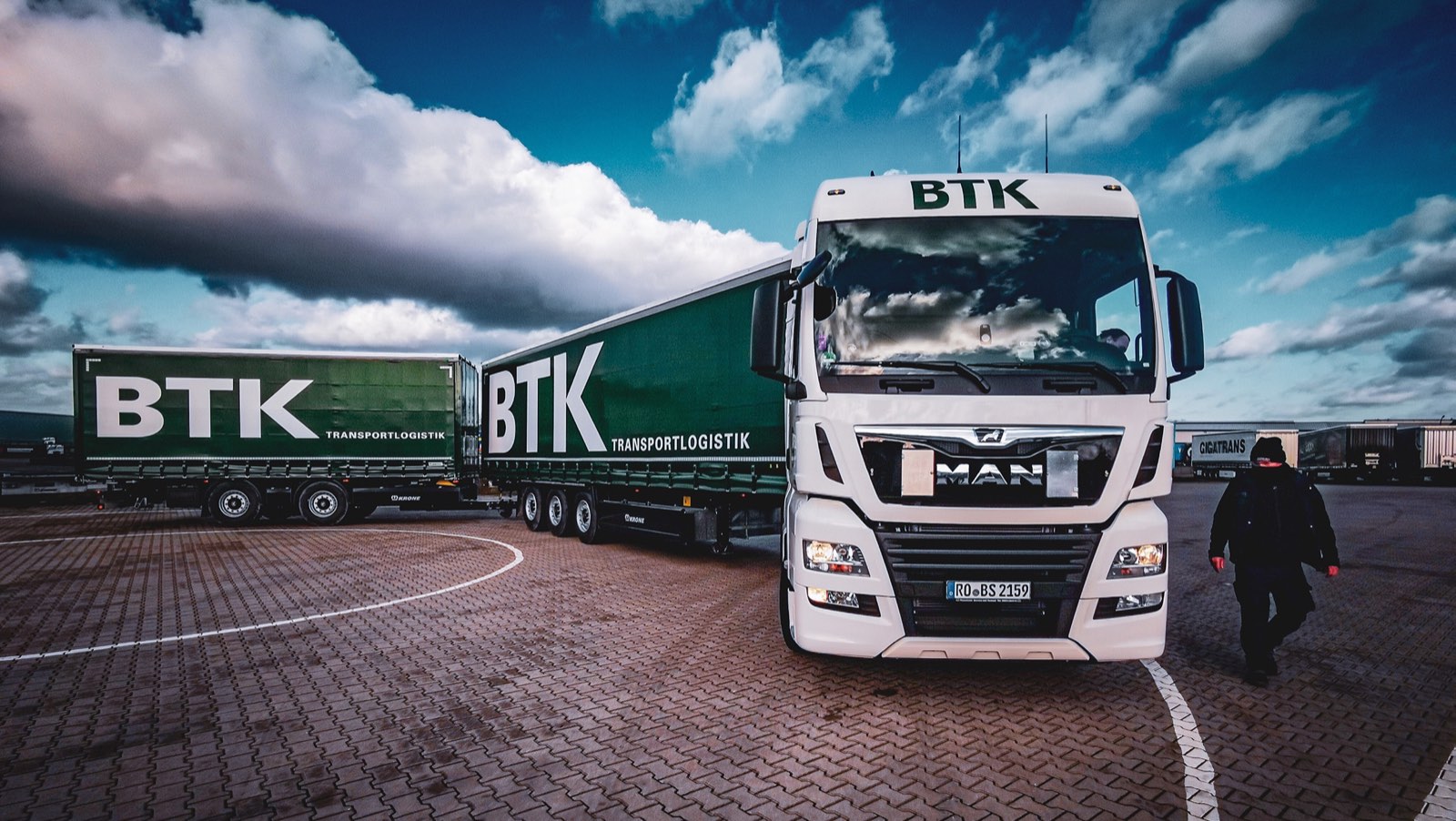 Der komplette BTK GigaLiner in voller Länge: MAN TGX mit Sattelauflieger und Zentralachsanhänger – 25,25 Meter