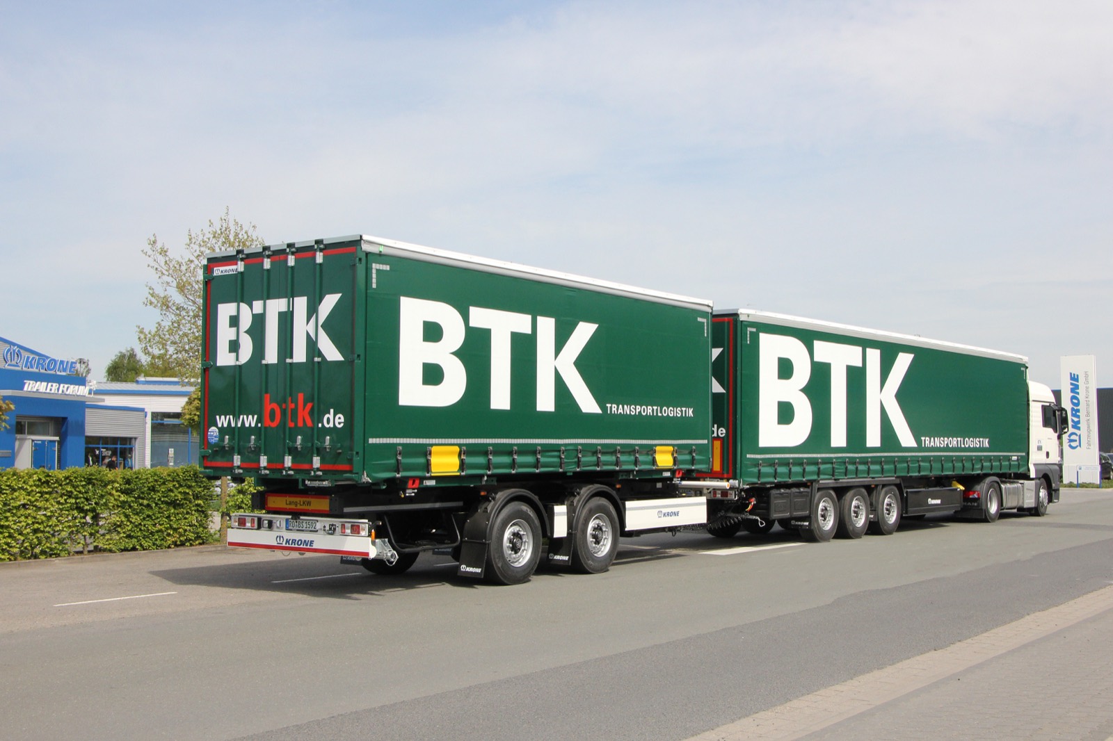BTK Zentralachsanhänger mit Lang-LKW-Schild